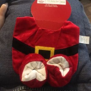 3 piece baby set Brand New Hat, bib and booties